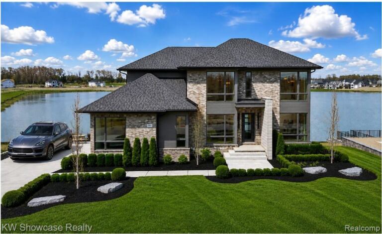 2559 Crystal Lake Dr, Commerce Charter Township