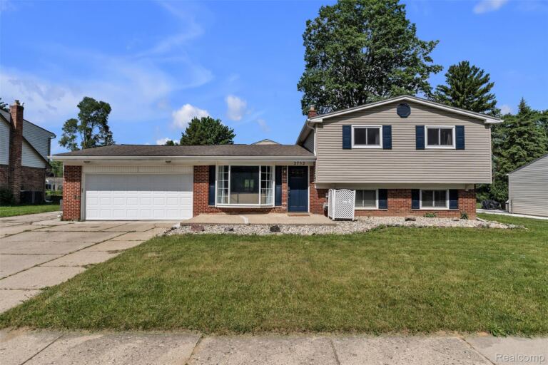 2752 Red Arrow Dr, Commerce Charter Township