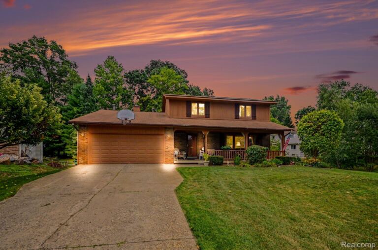 1625 Spruce Ct, Commerce Charter Township