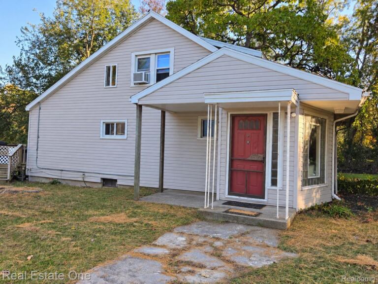 2545 Massena St, Commerce Charter Township