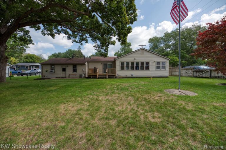 3519 Woodland Dr, Highland Charter Township