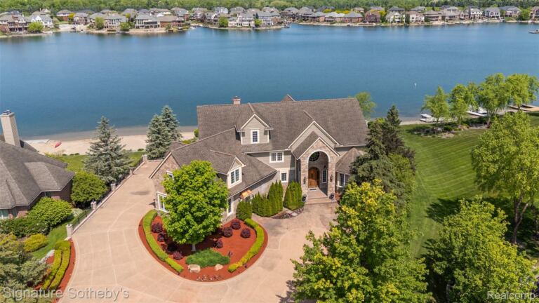10611 Lighthouse Pt, Green Oak Township