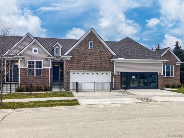 2239 Chase Dr, Hartland