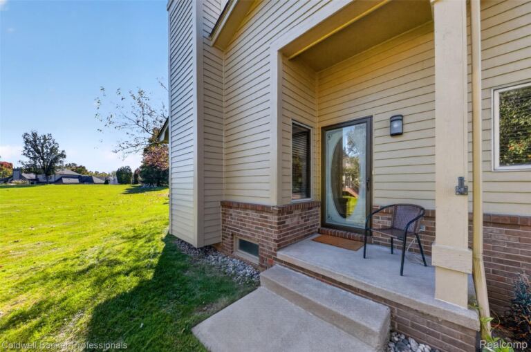8421 Solca Dr, White Lake Charter Township