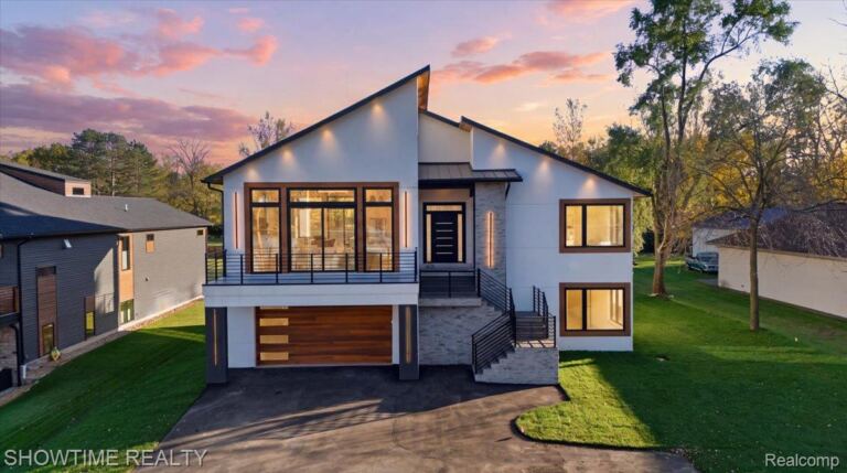 2105 S Long Lake Rd, Fenton
