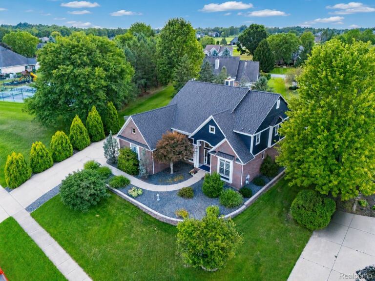 624 Nairn Cir, Highland Charter Township