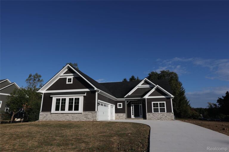 2735 Pine Shadow Ct, Hamburg