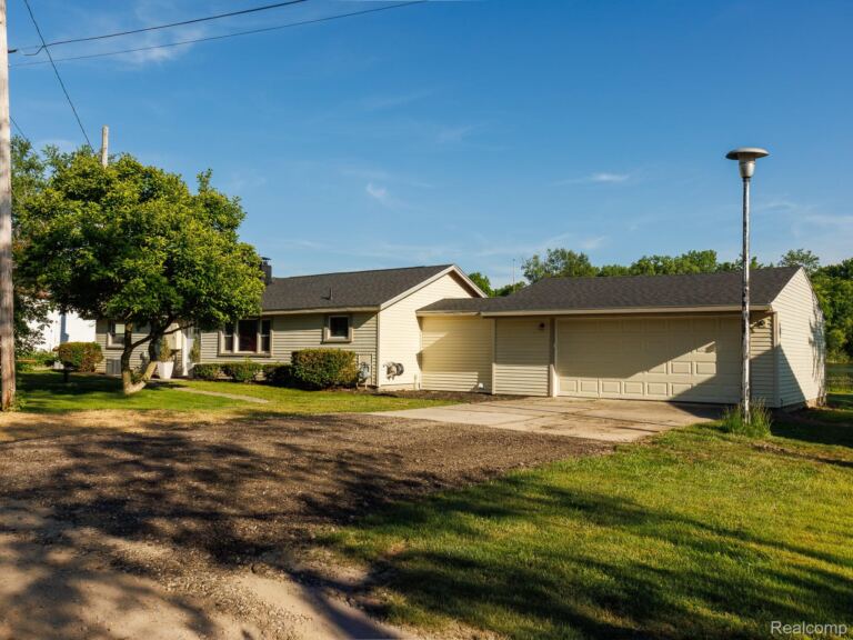 11560 Island Ct Ct, Hartland