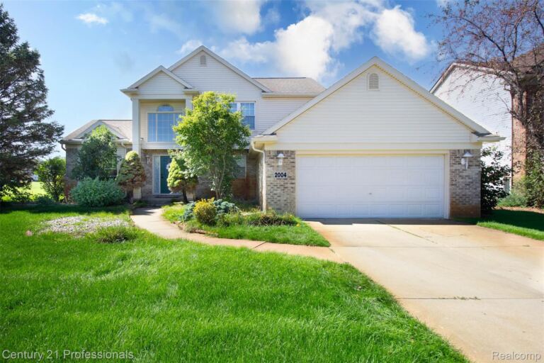 2004 Twin Sun Cir, Commerce Charter Township