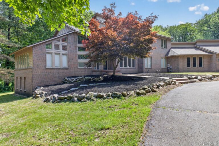 9961 Cross Creek Dr, Green Oak Township