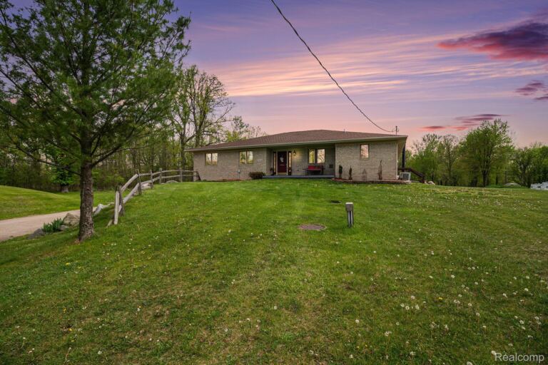 7031 Munsell Rd, Fowlerville