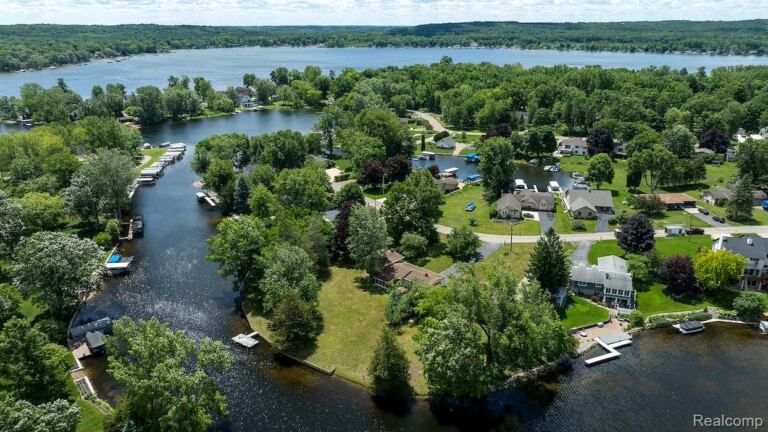 1165 Camelot Dr, Pinckney
