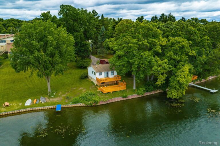 11044 Grand River Ave, Green Oak Township
