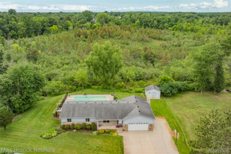 2000 Matthew St, Commerce Charter Township