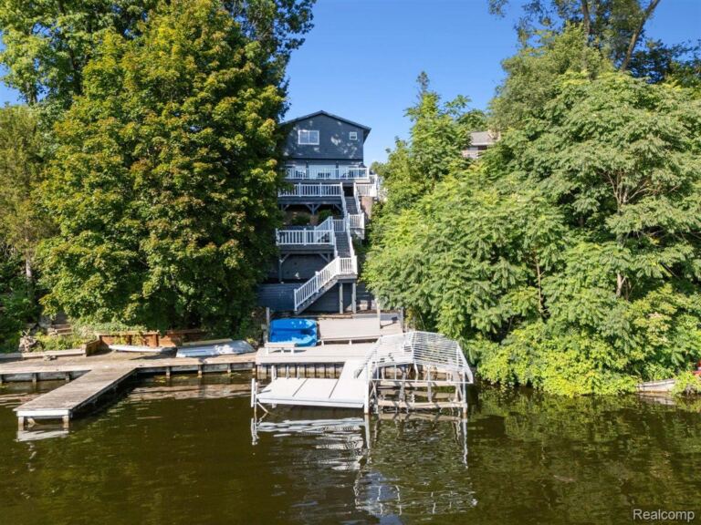 11356 Riverbank Ln, Pinckney