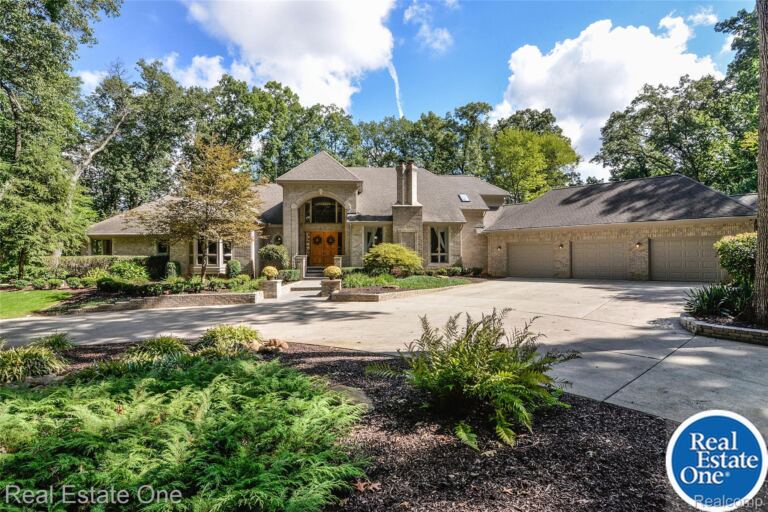 9673 Cross Creek Dr, Green Oak Township