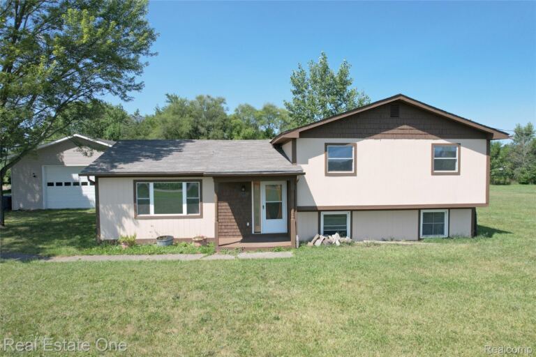 11028 Brimley Rd, Fowlerville