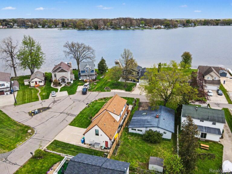 1210 Sunrise Park St, Genoa Township