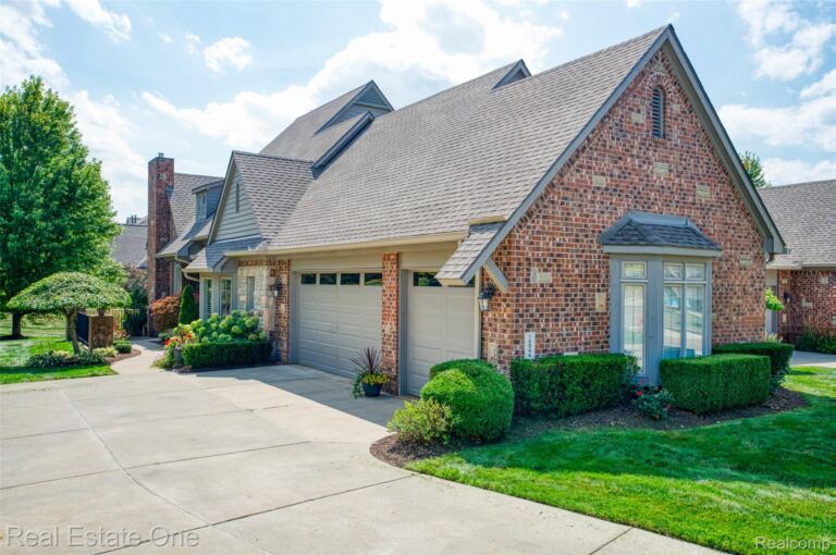 10844 Sparkling Waters Ct, Green Oak Township
