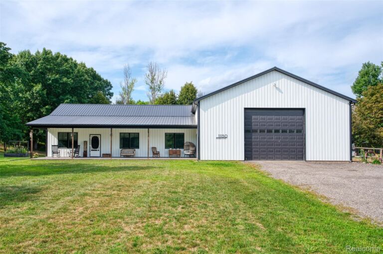 11150 Roberts Rd, Fowlerville
