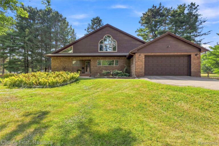 9022 Kingston Ct, Hamburg