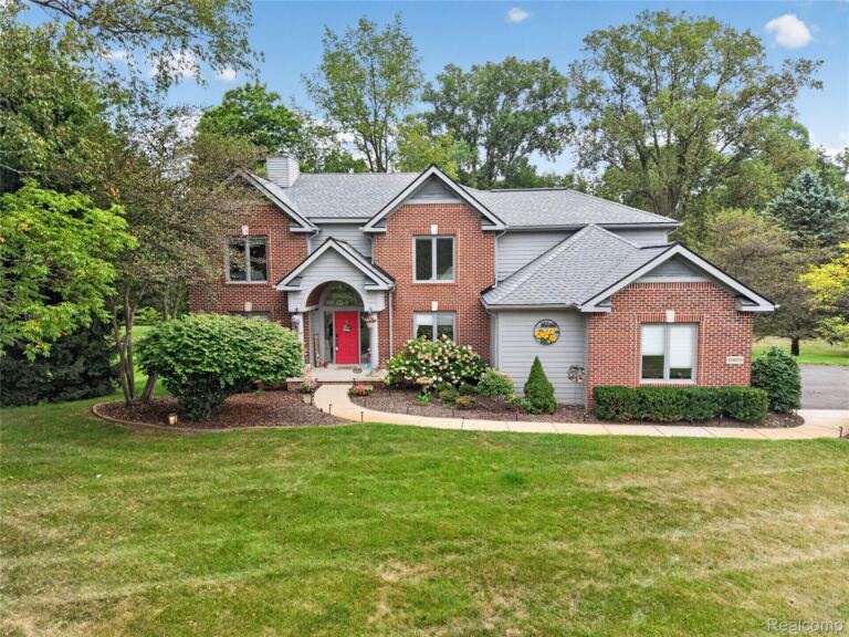 8805 Pebble Creek Dr, Hamburg