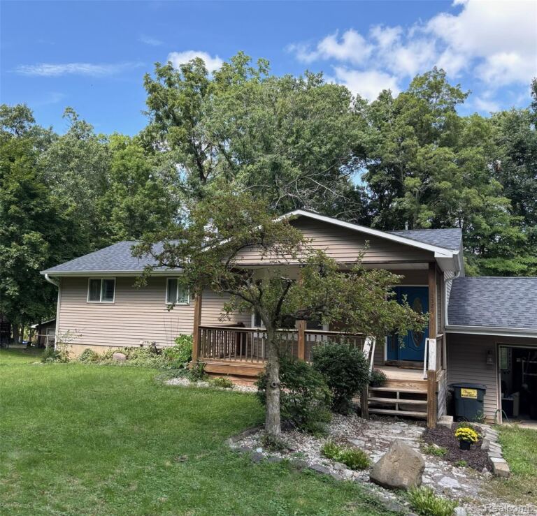 12389 White Lake Rd, Tyrone Township