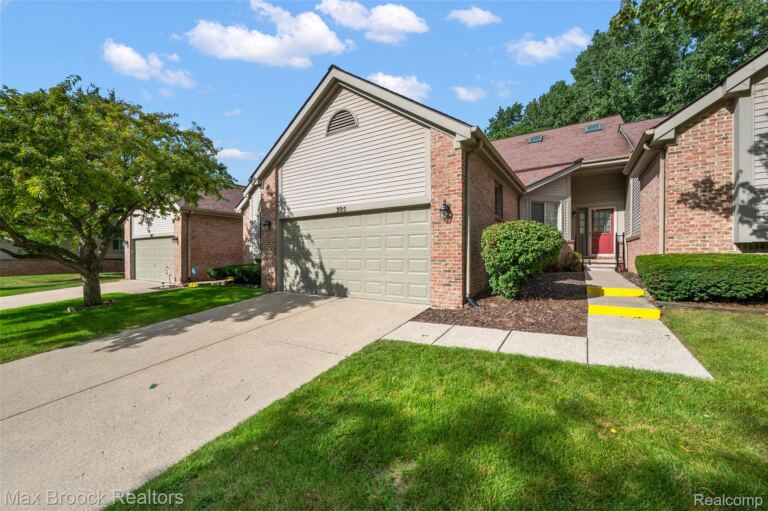 305 Pineknoll Ct, Brighton