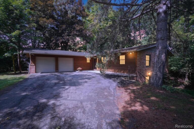1352 Catherines Way, Genoa Township