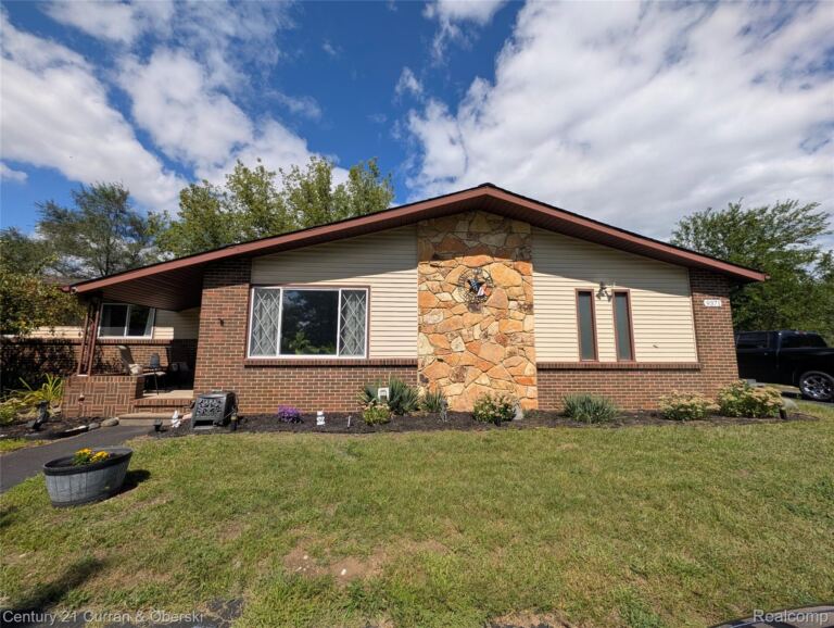 9371 Bennett Lake Rd, Tyrone Township