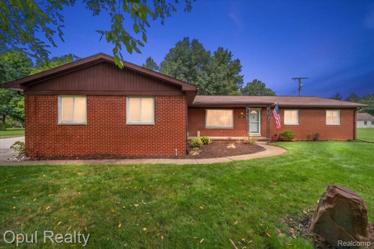 12821 10 Mile Rd, Green Oak Township