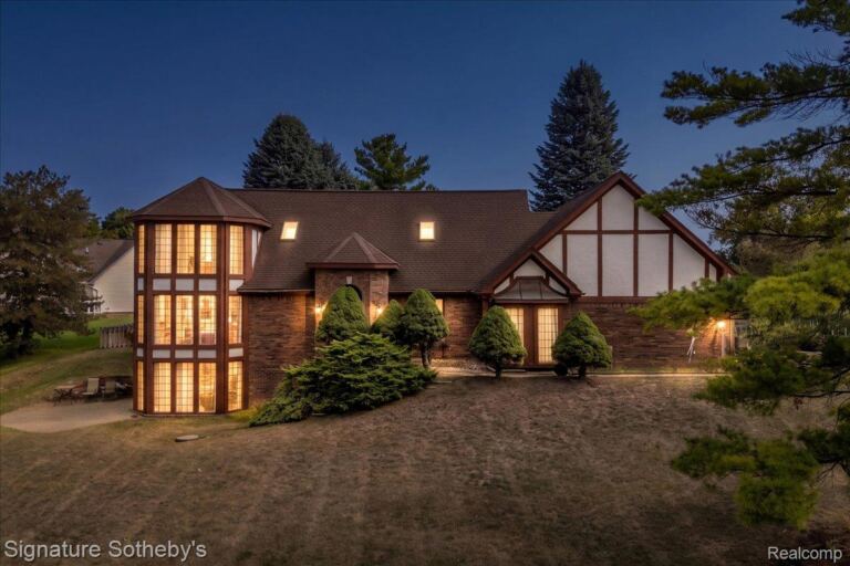 9925 Timothy Ln, Green Oak Township