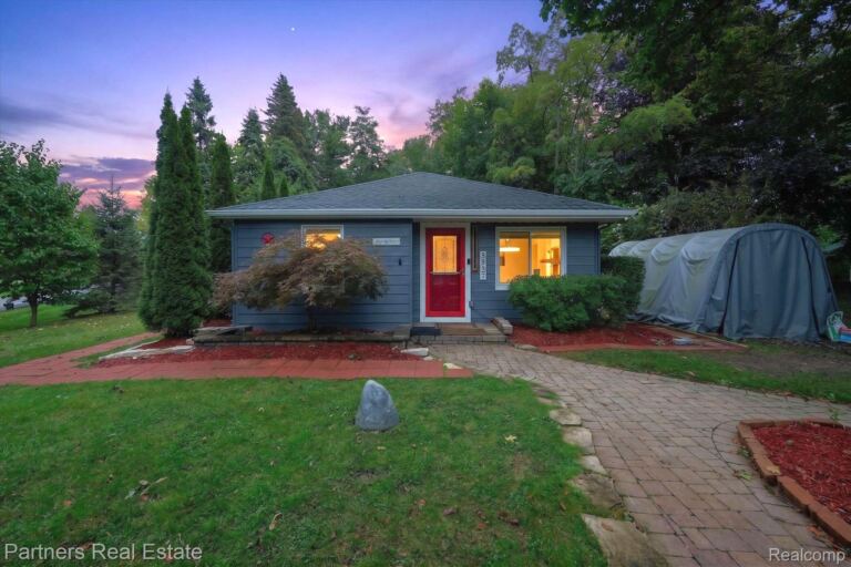 3937 Highcrest Dr, Genoa Township