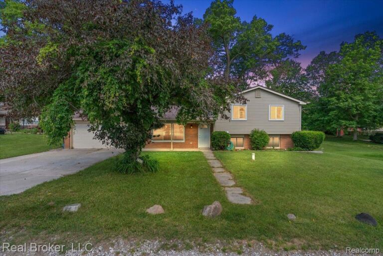 8320 Hillpoint Dr, Hamburg