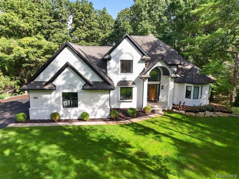 10073 Silver Lake Rd, Green Oak Township