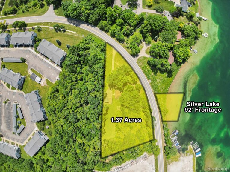 3382 W Silver Lake Rd, Fenton