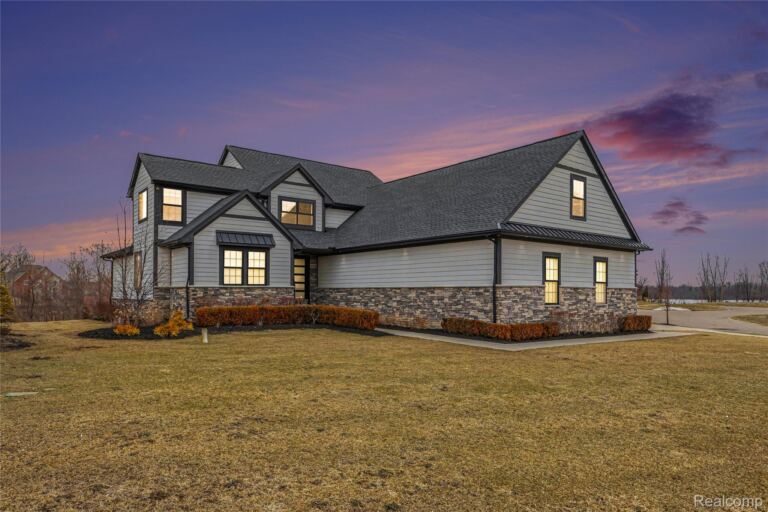 14270 Wright Dr, Fenton
