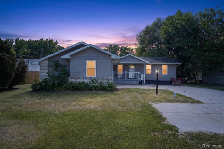 14232 North Rd, Fenton