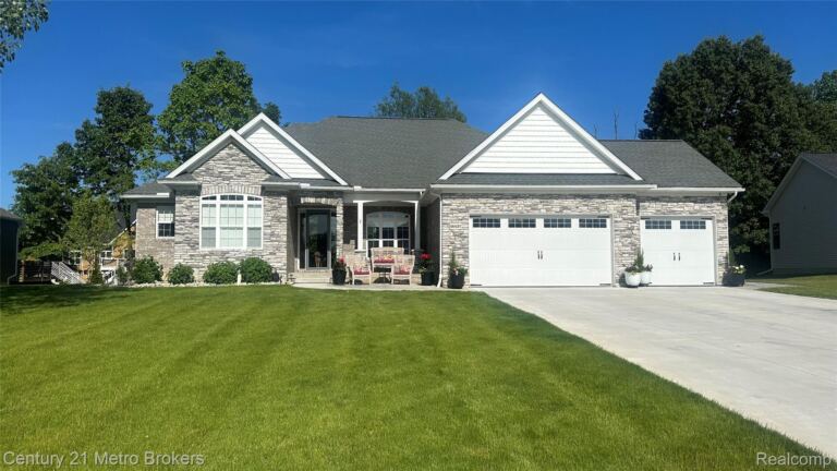 16437 Sleepy Hollow Dr, Fenton