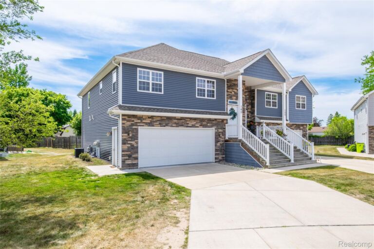 145 Whispering Pines Dr, Fenton
