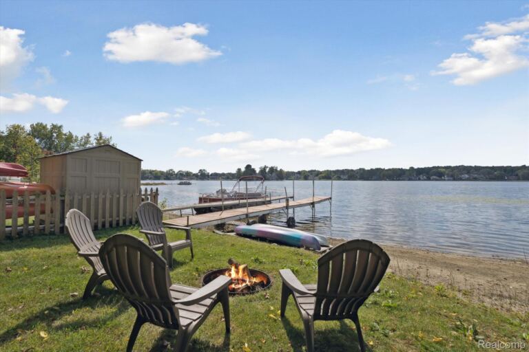 4475 Harp Dr, Fenton