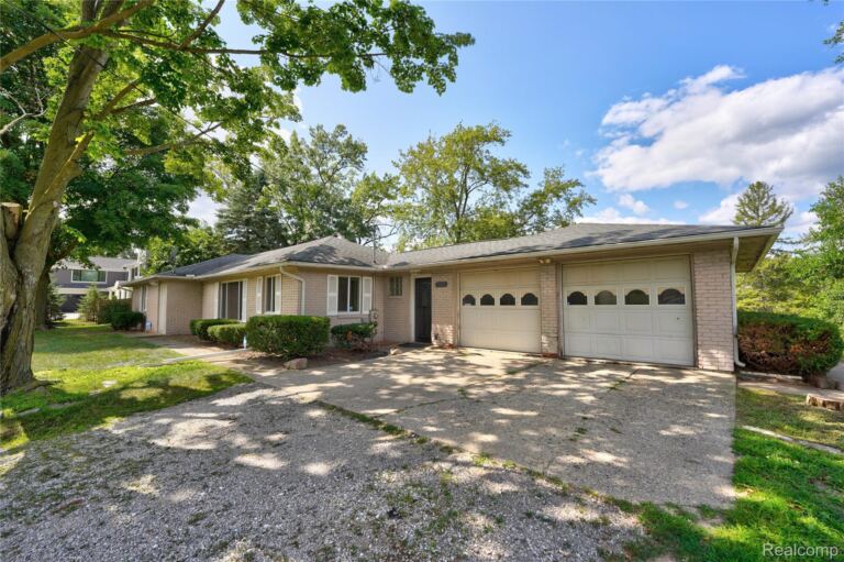 2354 Grove Park Rd, Fenton