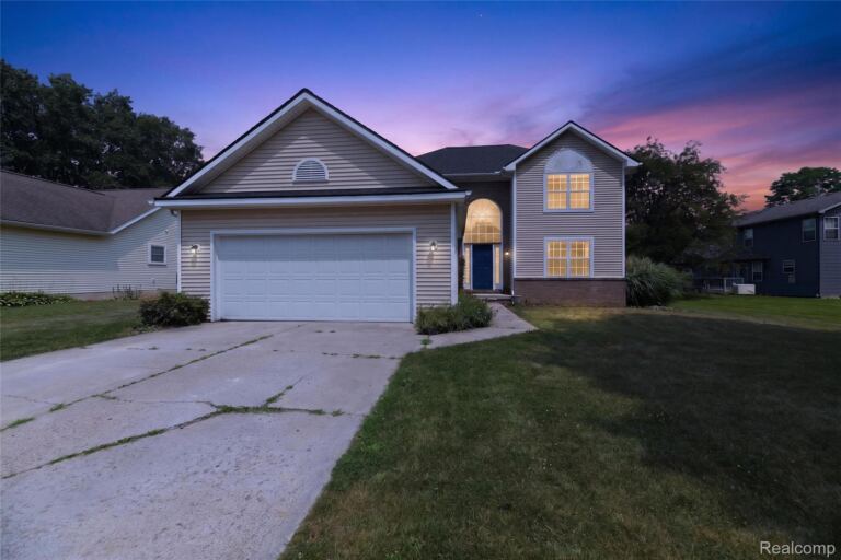 6452 Sandy Knoll, Fenton