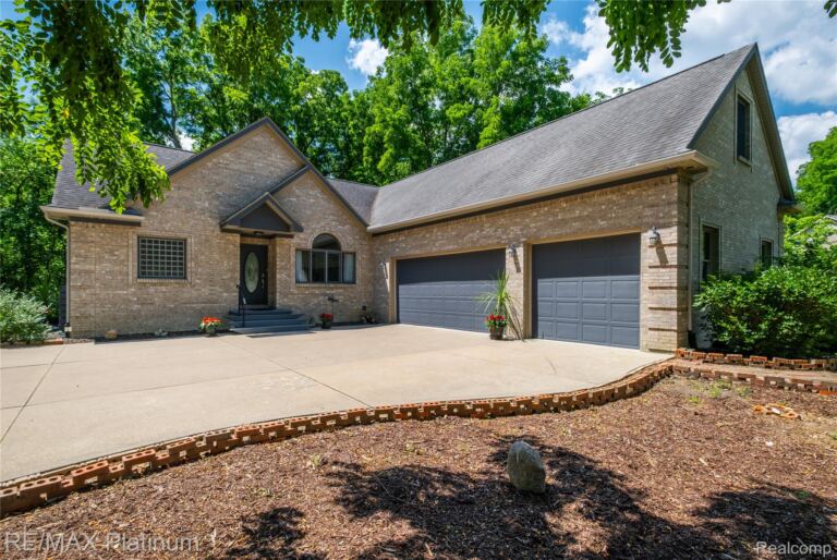 13268 Harborview Dr, Fenton