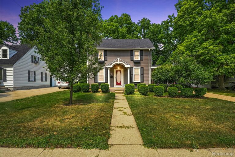 915 Main St, Fenton