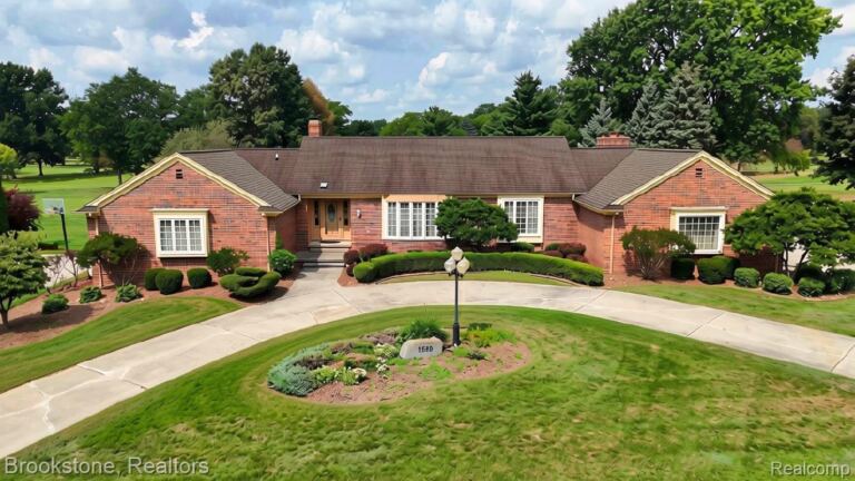 9598 Burning Tree Dr, Grand Blanc