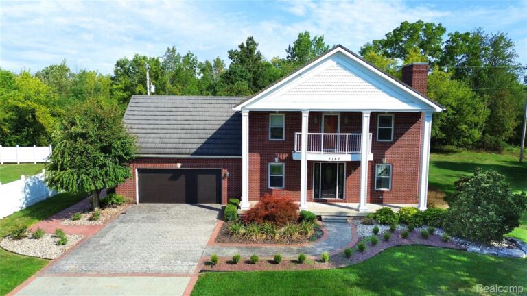 2182 Wiggins Rd, Fenton
