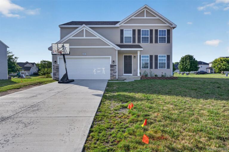 4080 Meadow Walk Blvd, Grand Blanc