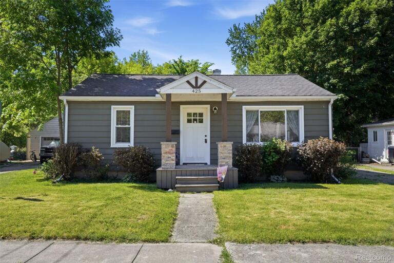 425 W Caroline St, Fenton