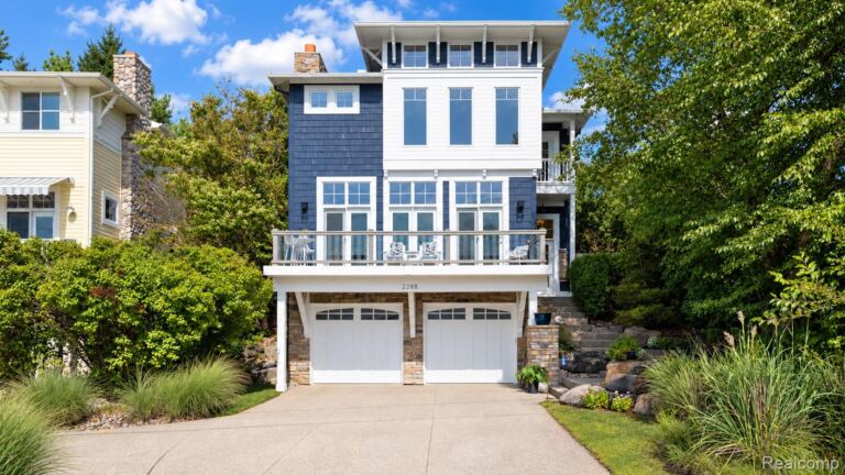 2288 N Long Lake Rd, Fenton